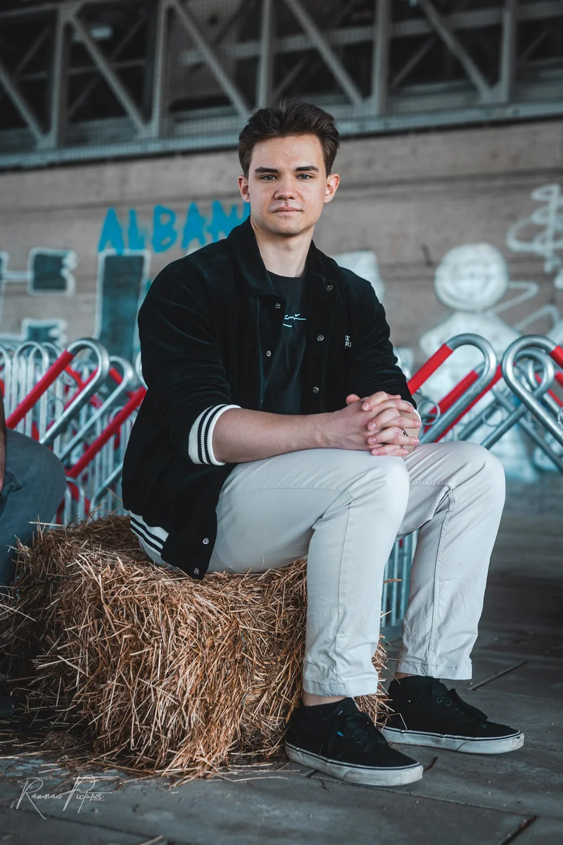 RawmanPictures - Sebastian Schiefermayr | Shooting Alex, Markus & Max | Portraitaufnahme in urbanem Setting, lässiger Stil, kreative Fotografie, urbane Jugendkultur.