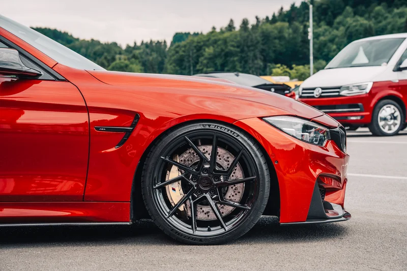 RawmanPictures - Sebastian Schiefermayr | Motortag Salzburg 2025 | Rotes Auto mit sportlichem Design, stylische Felgen, Outdoor-Fotografie, Automobil-Aufnahmen.
