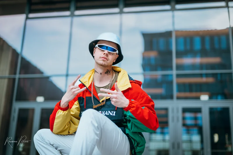 RawmanPictures - Sebastian Schiefermayr | Musikvideodreh "Flinz Asozial" | Trendige Streetwear-Fotografie vor moderner Glasfassade. Fashion, Urban, Style-Porträt.