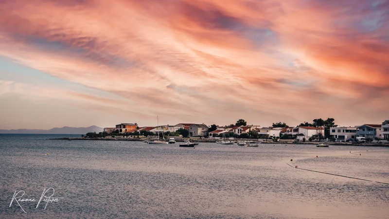 RawmanPictures - Sebastian Schiefermayr | Maturareise Kroatien | Küstenlandschaft mit dramatischem Sonnenuntergang, perfekte Lichtstimmung für Reisefotografie.