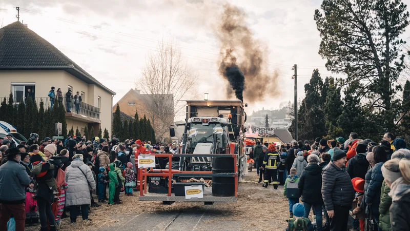 RawmanPictures - Sebastian Schiefermayr | Faschingsumzug Weißkirchen | Festumzug mit Traktor und Menschenmenge bei winterlicher Feierlichkeit im Freien.