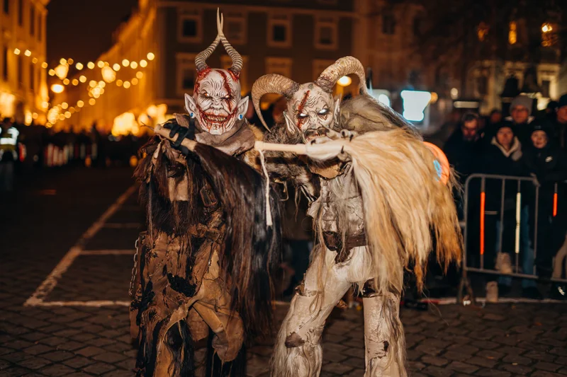 RawmanPictures - Sebastian Schiefermayr | Perchtenlauf Eferding | Porträt mystischer Kostüme bei Nachtfest, kreative Street-Fotografie.