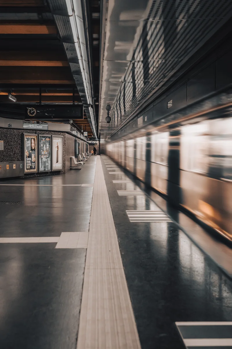 RawmanPictures - Sebastian Schiefermayr | Daytrip Wien | Urbane Dynamik: Fesselnde Fotografie eines U-Bahnsteigs in Bewegung. Faszinierende Stadtimpressionen.