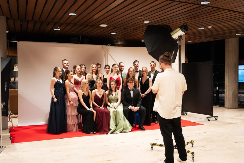 RawmanPictures - Sebastian Schiefermayr | Maturaball HTL1 | Gruppenfoto-Shooting bei Veranstaltungsfotograf: Elegante Portraitaufnahmen für besondere Anlässe.