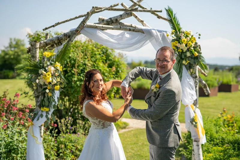 RawmanPictures - Sebastian Schiefermayr | Hochzeit Traude & Gerhard | Romantische Hochzeitsfotografie im Freien mit Blumenschmuck. Perfekt für besondere Erinnerungen.