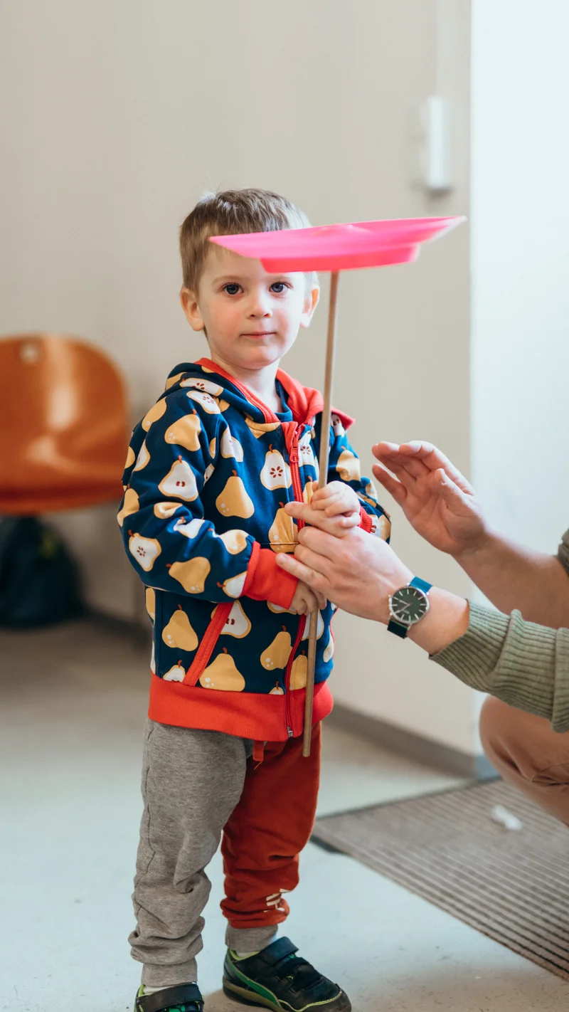 RawmanPictures - Sebastian Schiefermayr | Jonglierworkshop Marchtrenk | Kind mit Jonglierteller, spielerische Fotografie, Kinderportrait, lebendige Momente festhalten.