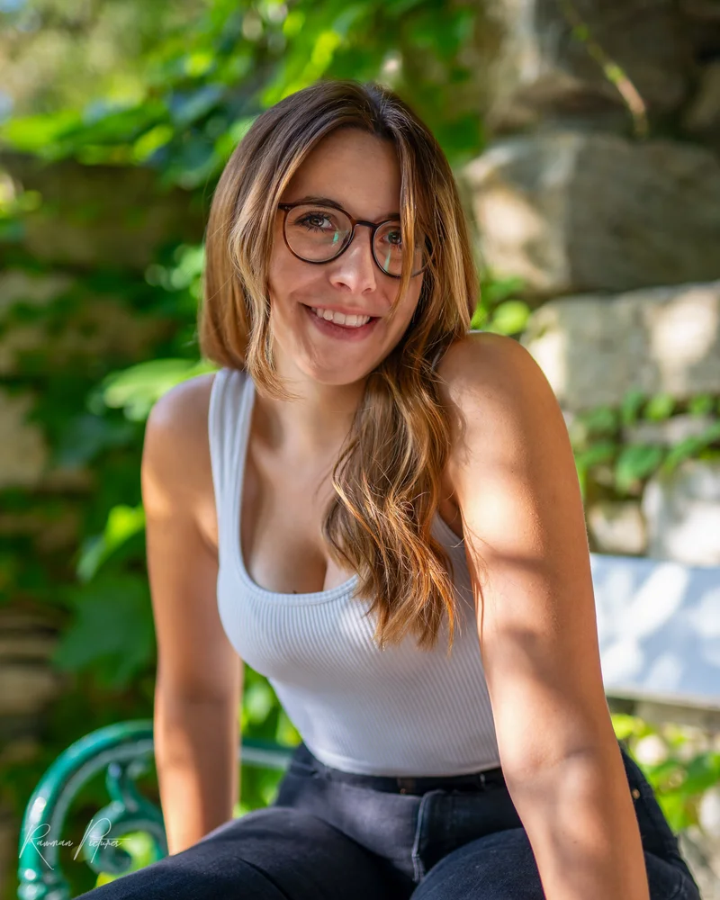 RawmanPictures - Sebastian Schiefermayr | Shooting Sophie N. | „Porträtfoto im Garten, natürliche Beleuchtung, entspannte Atmosphäre, Outdoor-Fotografie“