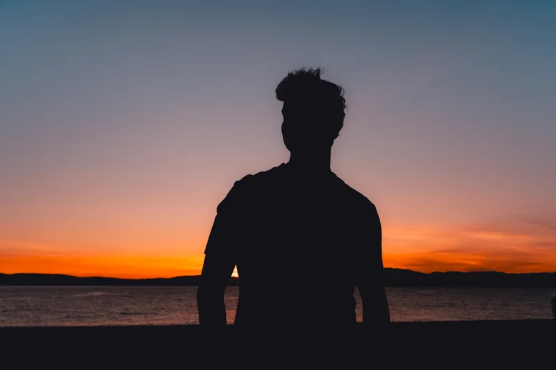 RawmanPictures - Sebastian Schiefermayr | Content Trip: Crikvenica 2025 | Silhouette-Porträt am Strand bei Sonnenuntergang, kreative Fotografie.