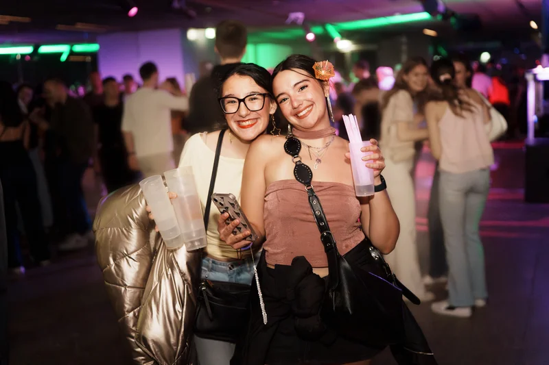 RawmanPictures - Sebastian Schiefermayr | JKU Mensafest | Freunde feiern im Nachtclub: Lebendige Nachtlebenfotografie für unvergessliche Party-Erinnerungen.
