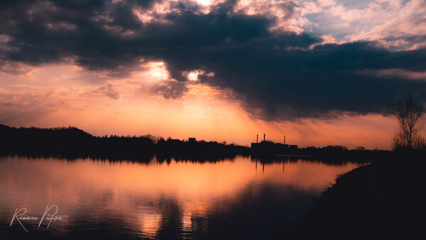 RawmanPictures - Sebastian Schiefermayr | Shooting Lea P. | Sonnenuntergang am See: Dramatisches Lichtspiel und Spiegelung in der Naturfotografie.