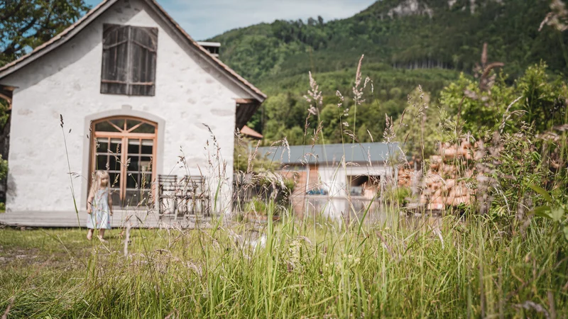 RawmanPictures - Sebastian Schiefermayr | Sägewerk Löberbauer | Rustikale Landschaftsfotografie: Ländliches idyllisches Haus in grüner Natur.