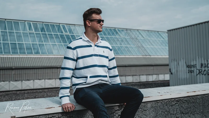 RawmanPictures - Sebastian Schiefermayr | Shooting Fabian K. | Mann in urbaner Umgebung mit Sonnenbrille – moderne Lifestyle-Fotografie.