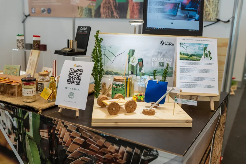 RawmanPictures - Sebastian Schiefermayr | Marke[ding] Wels | Messestand mit nachhaltigen Produkten und Informationsmaterial, innovative Präsentation moderner Ökolösungen.
