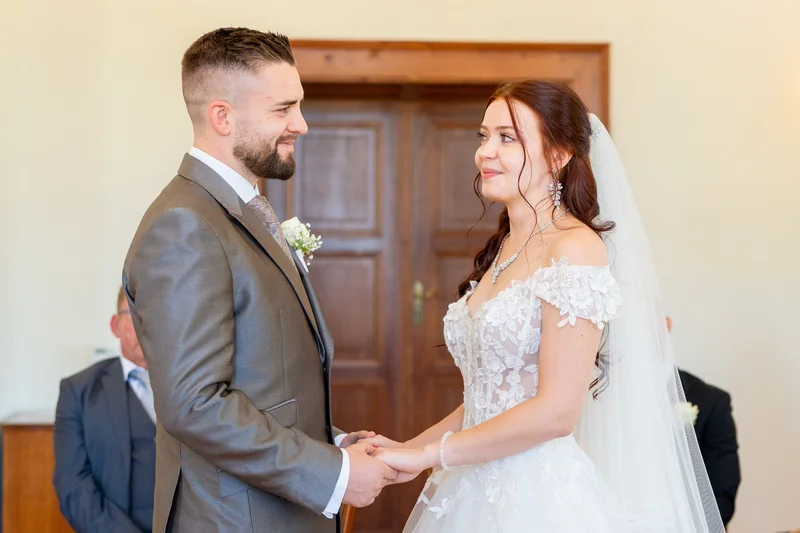 RawmanPictures - Sebastian Schiefermayr | Hochzeit Natalia & Jürgen | Hochzeitspaar beim Eheversprechen, emotionaler Moment, feierliche Zeremonie, Brautpaar-Fotografie.