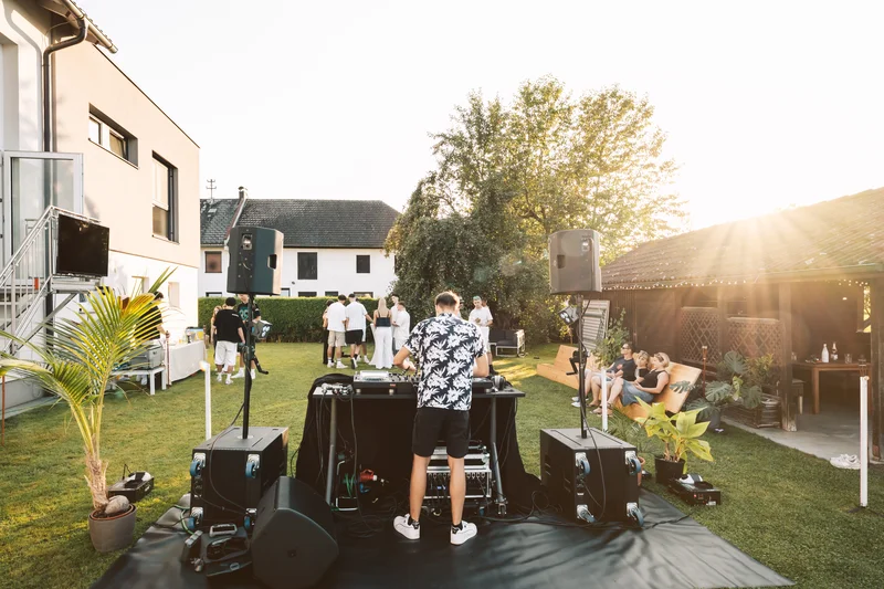 RawmanPictures - Sebastian Schiefermayr | Vality & Friends | DJ-Event im Garten, Sommerparty, Livemusik, Outdoor-Veranstaltung, Partyfotografie.