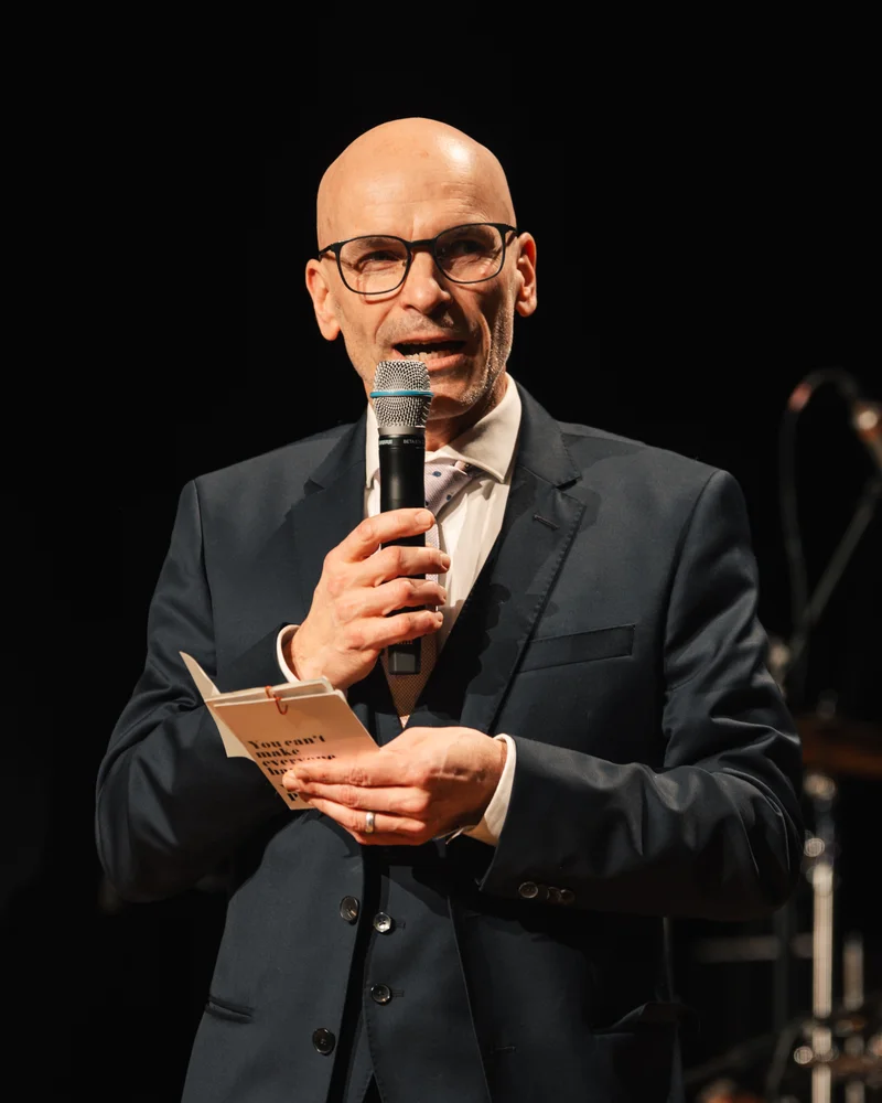 RawmanPictures - Sebastian Schiefermayr | Maturaball HTL1 | Professioneller Redner auf Bühne bei Veranstaltung. Eventfotografie, Businessporträt, Moderation.
