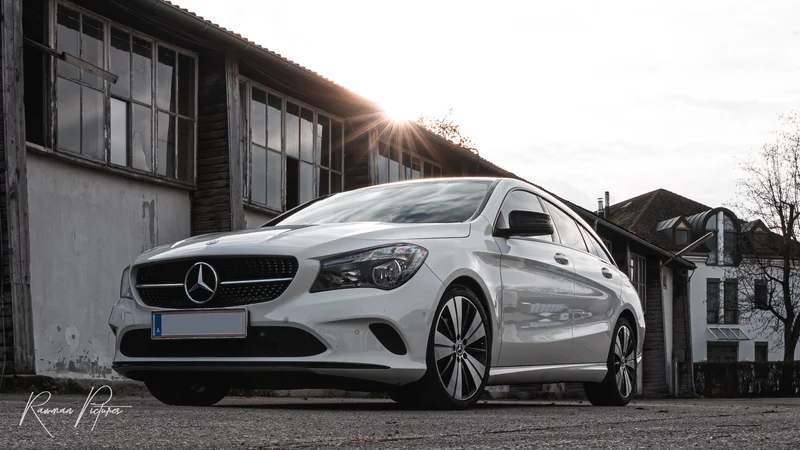 RawmanPictures - Sebastian Schiefermayr | Shooting Julian S. | Elegantes weißes Auto vor Industriegebäude, perfektes Lichtspiel, Autoblog-Fotografie.