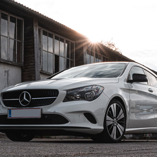 RawmanPictures - Sebastian Schiefermayr | Shooting Julian S. | Elegantes weißes Auto vor Industriegebäude, perfektes Lichtspiel, Autoblog-Fotografie.