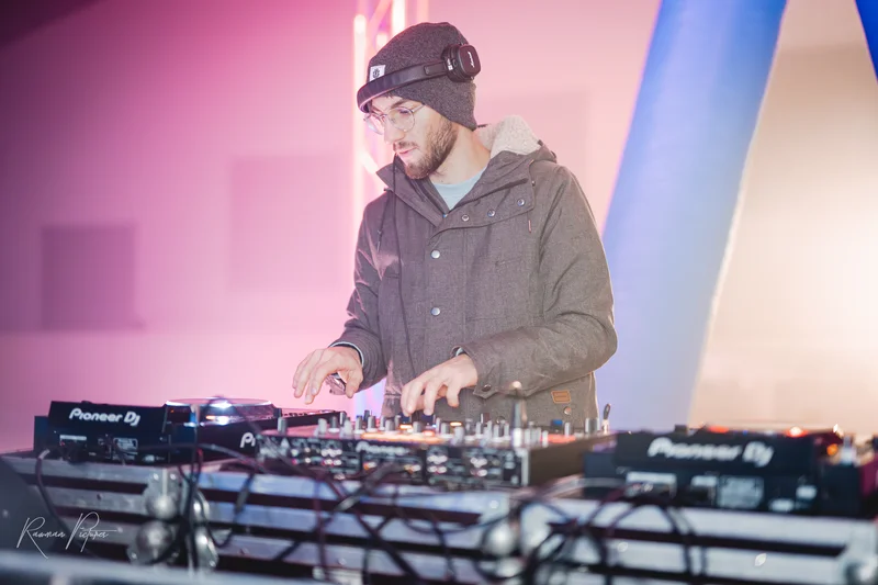 RawmanPictures - Sebastian Schiefermayr | Eisdisco Marchtrenk | DJ-Performance bei Nacht, ausgestattet mit moderner Pioneer-DJ-Technik, stimmungsvolle Beleuchtung.