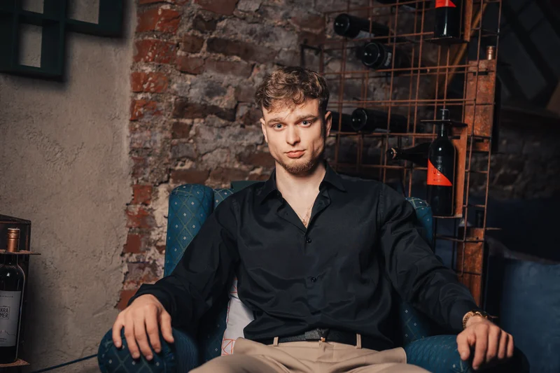 RawmanPictures - Sebastian Schiefermayr | Portraitshooting Kevin F. | Junger Mann im rustikalen Weinkeller - Porträtfotografie mit stilvoller Atmosphäre.
