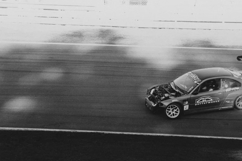 RawmanPictures - Sebastian Schiefermayr | Motortag 2026 | Schwarz-Weiß Fotografie eines Rennwagens auf der Rennstrecke für Motorsportfotografen.