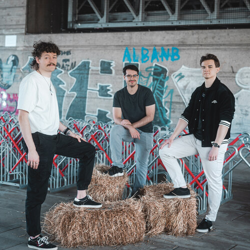 RawmanPictures - Sebastian Schiefermayr | Shooting Alex, Markus & Max | Drei Männer vor Graffiti-Wand, stylisches Fotografie-Shooting in urbanem Umfeld.