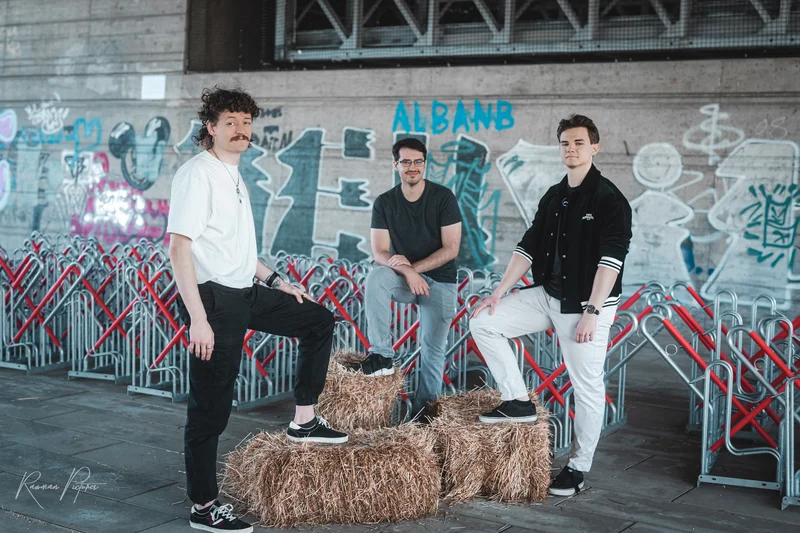 RawmanPictures - Sebastian Schiefermayr | Shooting Alex, Markus & Max | Drei Männer vor Graffiti-Wand, stylisches Fotografie-Shooting in urbanem Umfeld.