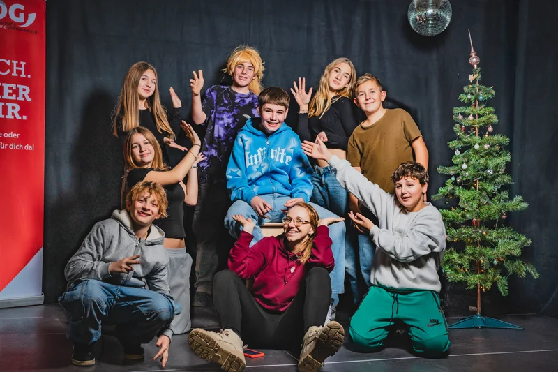 RawmanPictures - Sebastian Schiefermayr | Portrait-Shooting Ozon | Fröhliche Gruppenfotografie mit jungen Leuten im Studio vor Weihnachtsbaum, ideal für Eventfotografen.