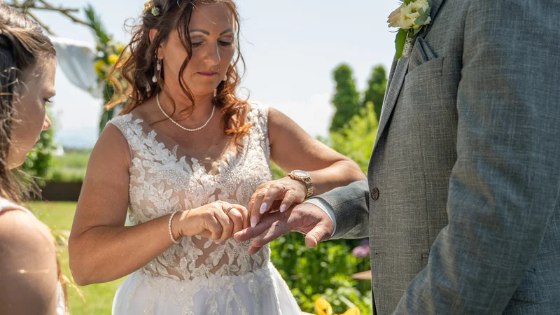 RawmanPictures - Sebastian Schiefermayr | Hochzeit Traude & Gerhard | Romantische Hochzeitszeremonie im Freien: Ringtausch bei Sonnenschein.