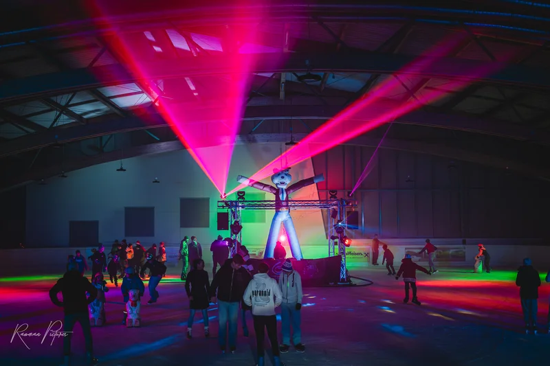 RawmanPictures - Sebastian Schiefermayr | Eisdisco Marchtrenk | Bunte Eislauf-Disco mit Lichteffekten: Eventfotografie in lebendiger Eisbahn-Atmosphäre.