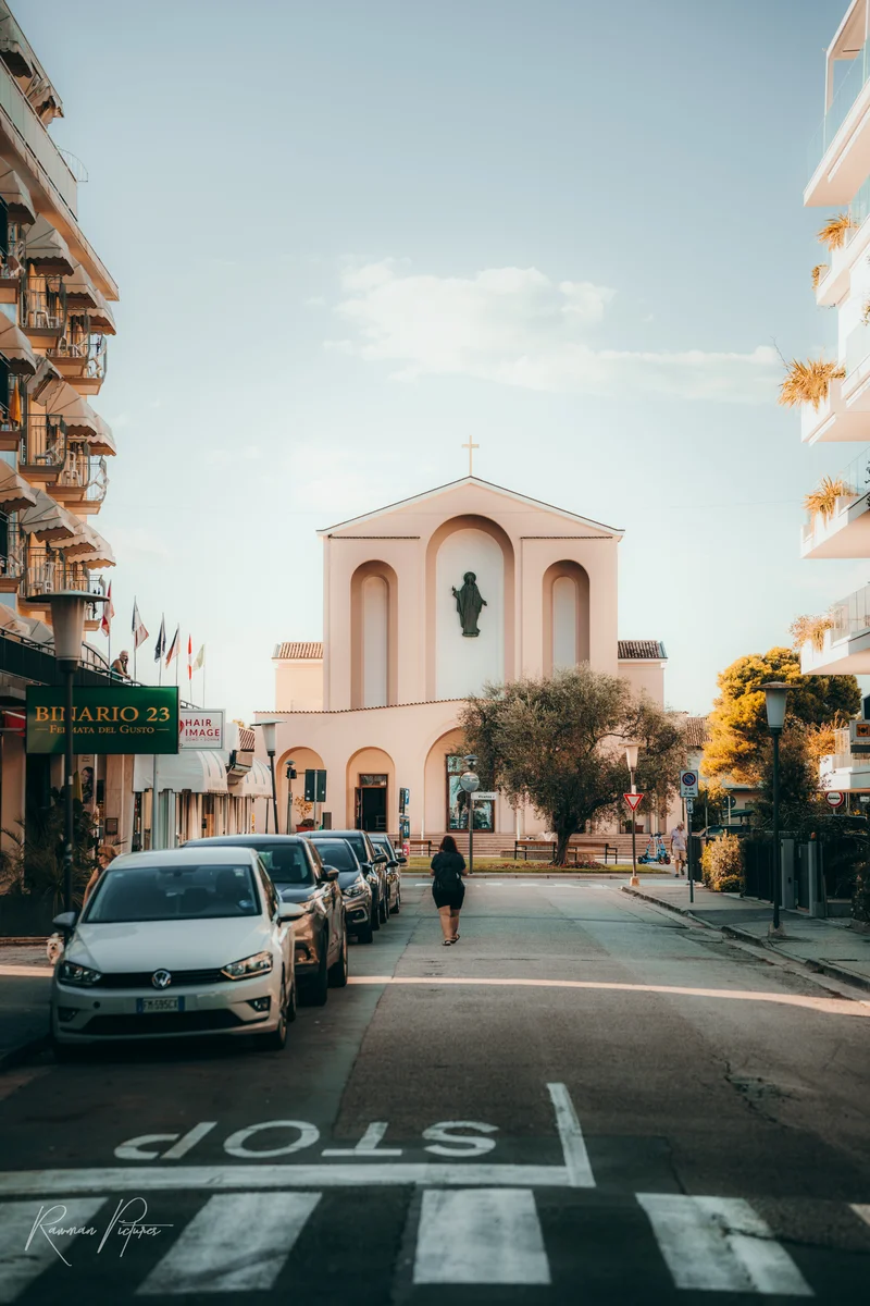 RawmanPictures - Sebastian Schiefermayr | Urlaub Jesolo | Städtische Fotografie: Malerische Straßenszene und Architektur in goldener Stunde.