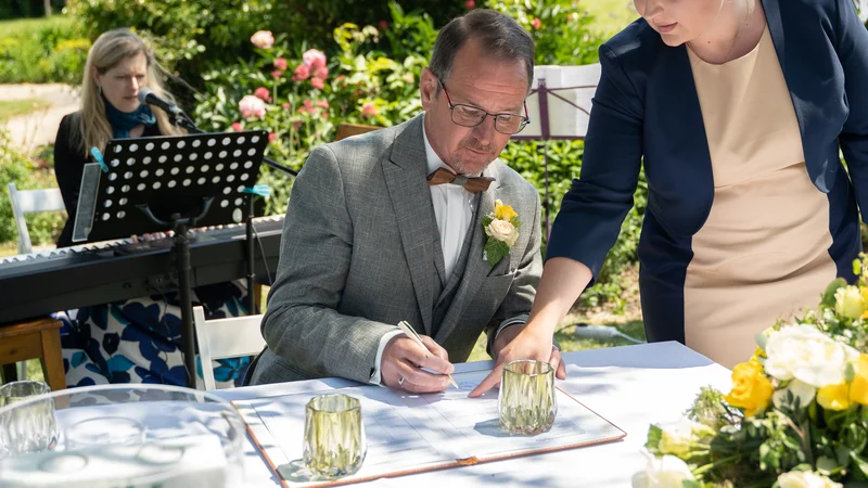 RawmanPictures - Sebastian Schiefermayr | Hochzeit Traude & Gerhard | Hochzeitsfotografie fürs Standesamt: Emotionaler Moment der Trauung im Freien.