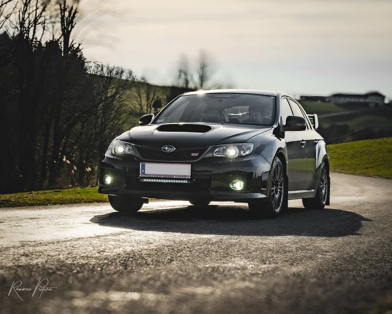 RawmanPictures - Sebastian Schiefermayr | Carshooting Eidenberg | Sportliches Auto auf ländlicher Straße im Sonnenlicht fotografiert. Autoliebhaber-Fotografie.