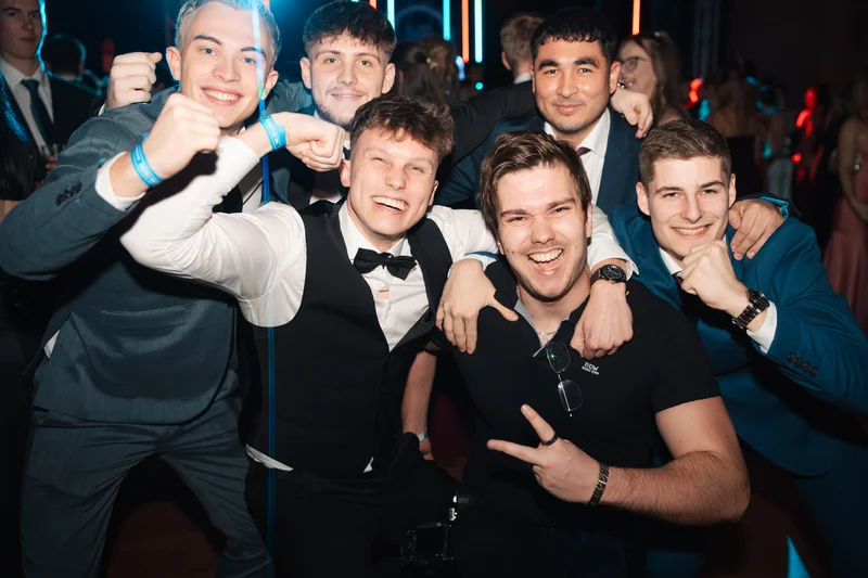 RawmanPictures - Sebastian Schiefermayr | Maturaball HTL1 | Junge Erwachsene auf einer Party in Abendgarderobe, lächelnd und posierend, festliche Stimmung.