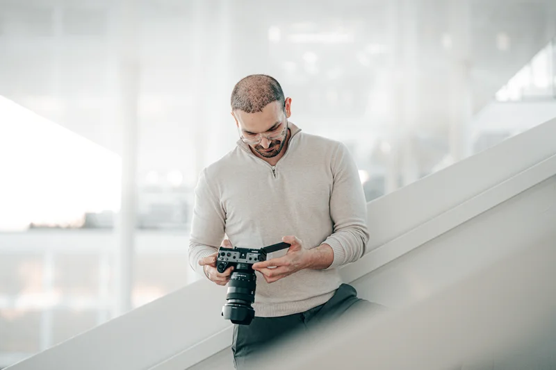 RawmanPictures - Sebastian Schiefermayr | Fotowalk Burhan | <p>Moderner Fotograf im urbanen Setting mit Kamera erstellen Kunstwerke</p>