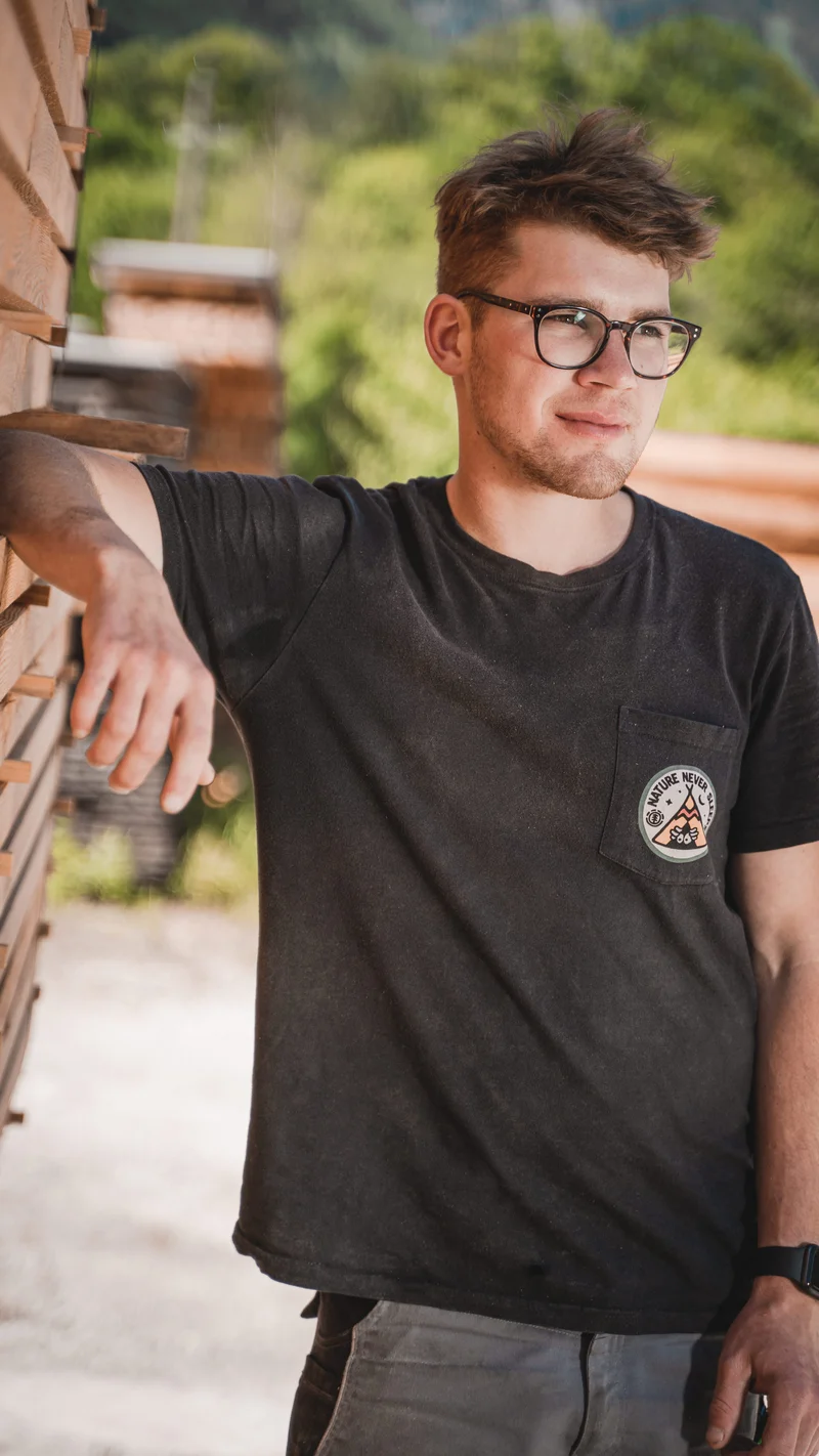 RawmanPictures - Sebastian Schiefermayr | Sägewerk Löberbauer | Entspannter Mann im Freien im Sommerlicht - Lifestyle-Portraitfotografie.