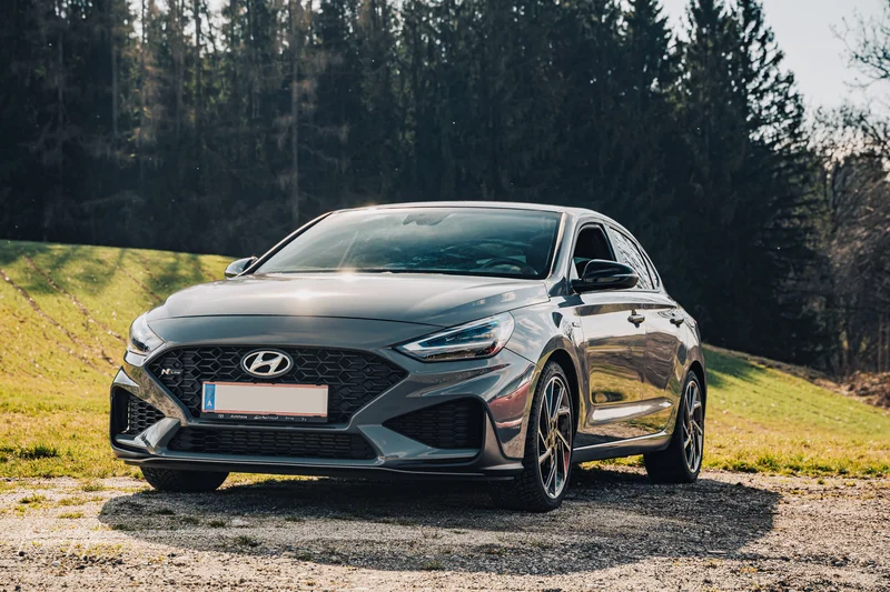 RawmanPictures - Sebastian Schiefermayr | Carshooting Eidenberg | Sportlicher Hyundai auf malerischer Waldstraße, ideales Motiv für Autoliebhaber und Fotografen.
