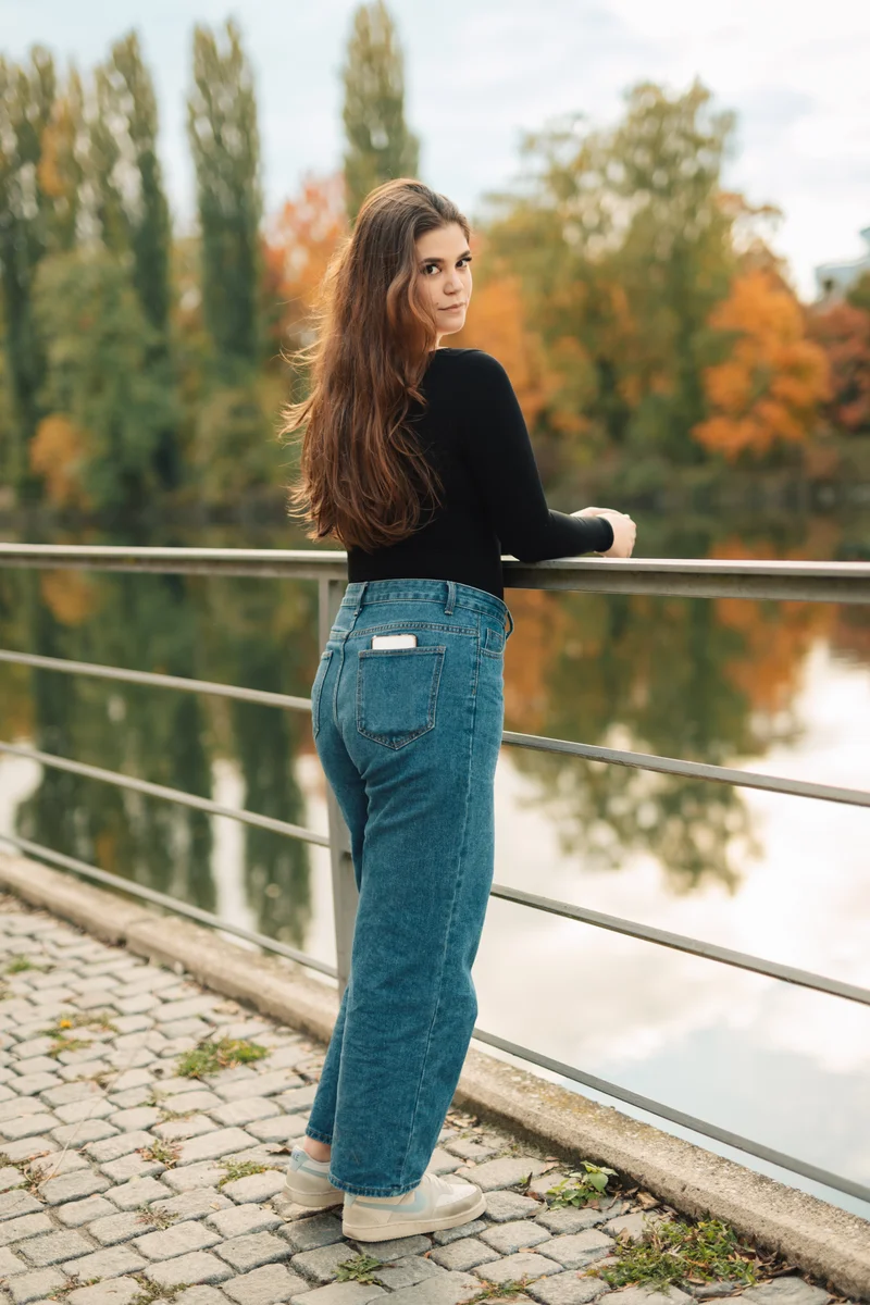 RawmanPictures - Sebastian Schiefermayr | Portraitshooting Vanessa S. | Verträumte Portraitfotografie am Flussufer im Herbstlicht. Ideal für natürliche Outdoor-Shootings.