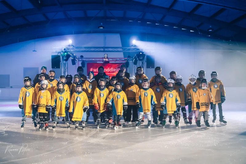 RawmanPictures - Sebastian Schiefermayr | Eisdisco Saisonfinale 2024 | Eishockeyteam auf dem Eis: Mannschaftsfotoshoot, dynamische Sportfotografie, Actionaufnahme.