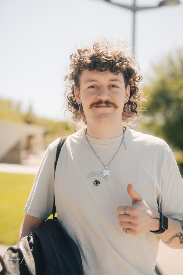 RawmanPictures - Sebastian Schiefermayr | Shooting Alex, Markus & Max | Optimistisches Lifestyle-Foto im Freien, sommerlicher Look, freundlicher Ausdruck.