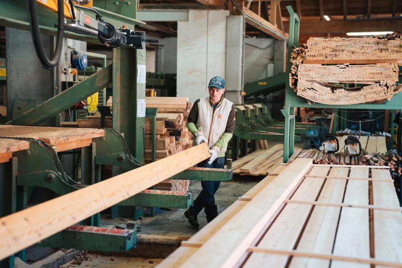 RawmanPictures - Sebastian Schiefermayr | Sägewerk Löberbauer | Mann in Sägewerk bearbeitet Holz mit moderner Ausrüstung.