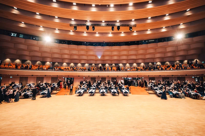 RawmanPictures - Sebastian Schiefermayr | Maturaball HTL1 | Beeindruckende Architekturfotografie eines modernen Konzertsaals mit elegantem Design.