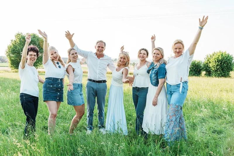 RawmanPictures - Sebastian Schiefermayr | Singkreis-Sundowner  | Gruppenfoto im Freien, strahlende Menschen feiern im Grünen, Teamfotografie, natürliche Portraits.