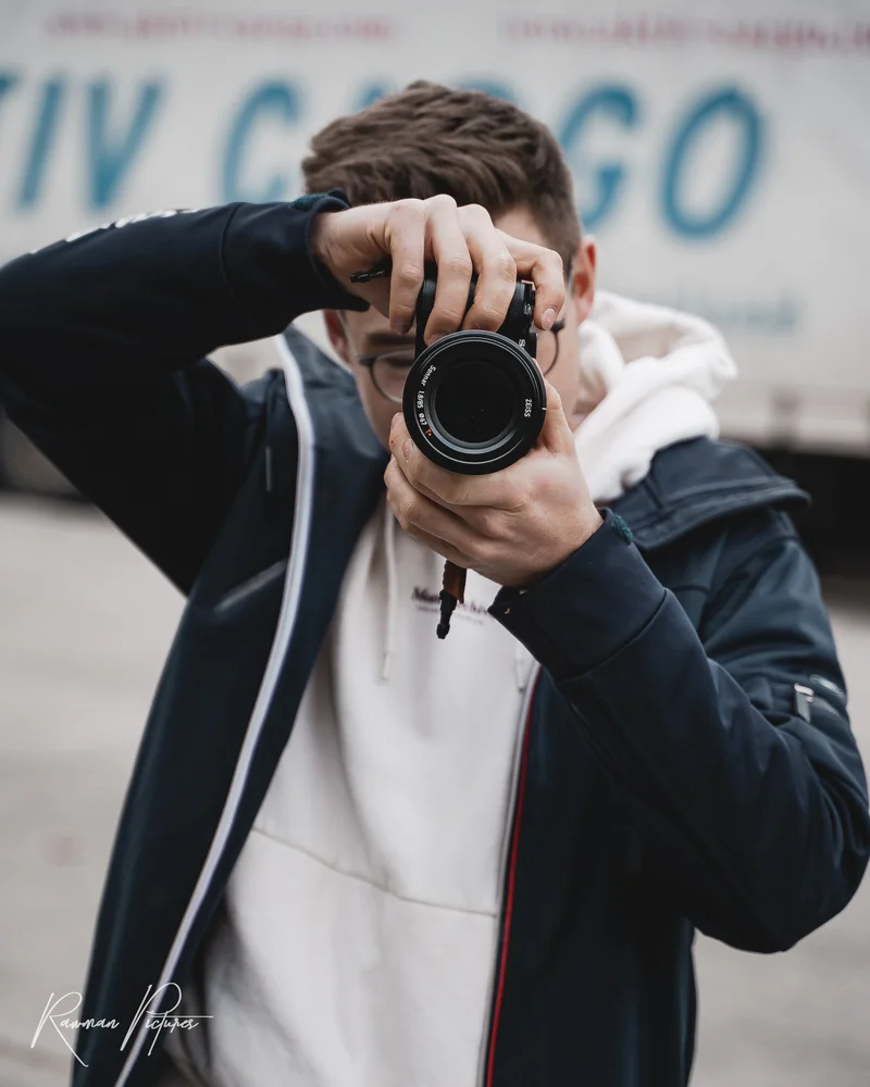 RawmanPictures - Sebastian Schiefermayr | Shooting Julian S. | Fotograf bei der Arbeit, Kamera im Fokus, Outdoor-Porträt, urbane Fotografie, Lifestyle.