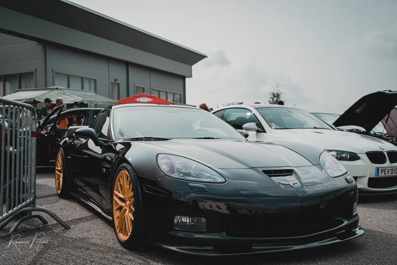 RawmanPictures - Sebastian Schiefermayr | Russnsoda Summer Closing | Sportwagen-Fotografie auf Autoshow mit glänzendem Lack und goldenen Felgen.