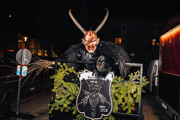 RawmanPictures - Sebastian Schiefermayr | Krampusnacht | Krampus-Kostüm bei Nacht: Straßenszene mit traditionellem Brauchtum in lebendigen Farben.