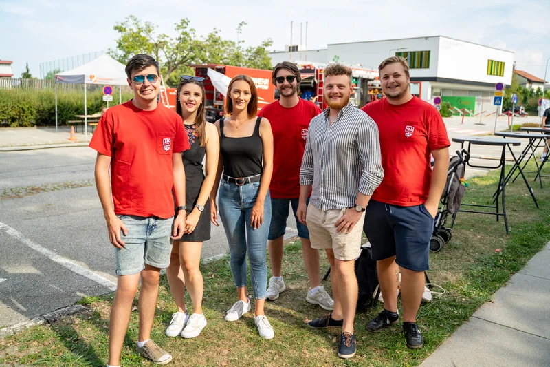 RawmanPictures - Sebastian Schiefermayr | Sommereisdisco | Gruppe junger Leute bei Outdoor-Event, Sommerstimmung, Freizeitkleidung, Gemeinschaft.