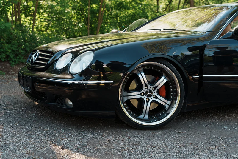 RawmanPictures - Sebastian Schiefermayr | Motortag Feldkirchen | Luxusauto im Sonnenschein, polierter Lack, elegante Felgen, stilvolles Automobilfotografie.