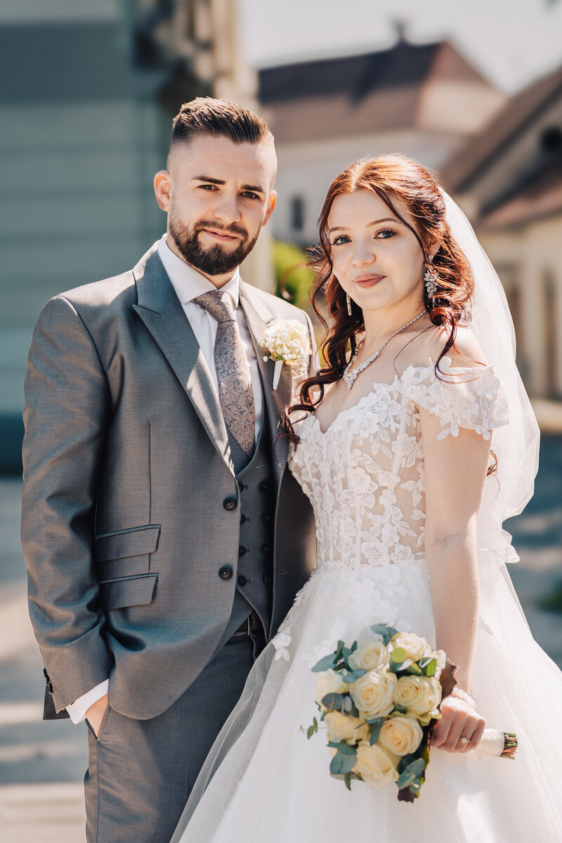 RawmanPictures - Sebastian Schiefermayr | Hochzeit Natalia & Jürgen | Elegantes Hochzeitsfoto: Brautpaar in edler Pose, ideal für romantische Hochzeitsfotografie.