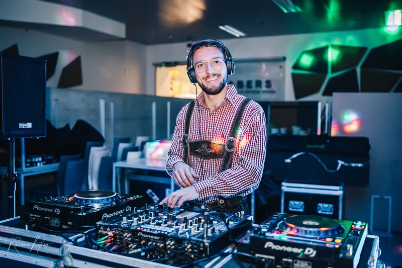RawmanPictures - Sebastian Schiefermayr | Mensafest Wels | DJ bei der Arbeit: Lebendige Atmosphäre, Musik, Eventfotografie, Clubszene, Nachtleben.